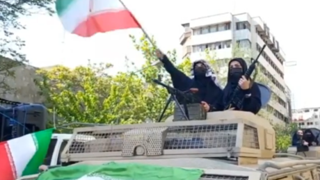 Merkels kühne Botschaft an Irans Frauen: Kopftuch oder Kalaschnikow?