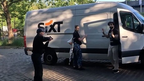 Polizei zückt Waffen: Eskalation bei Protest gegen Rheinmetall-Werk!