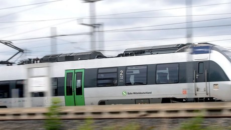 Schock im Zug: Betrunkener Ukrainer belästigt Zugbegleiterin und greift Lokführer an