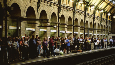24-Stunden-Chaos! Londoner U-Bahn lahmgelegt – Pendler sitzen fest