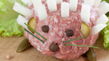 Aktivisten servieren AfD skandalösen veganen „Mettigel“ in Hakenkreuzform – Schockierender Protest