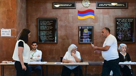 Pro-Westliche Partei in Armenien verpasst knapp die absolute Mehrheit – dramatisches Kopf-an-Kopf-Rennen