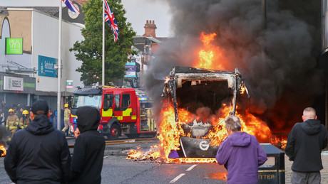 Belfast in Flammen: Blutiger Messerangriff durch sudanesischen Einwanderer löst schwere Unruhen aus