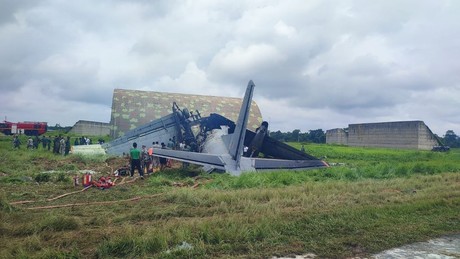 Tödliches Inferno am Himmel: Fünf Menschen sterben bei Militärflugzeug-Absturz in Indien