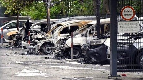 Feuerinferno in Berlin: Mehrere Telekom-Autos in Flammen aufgegangen