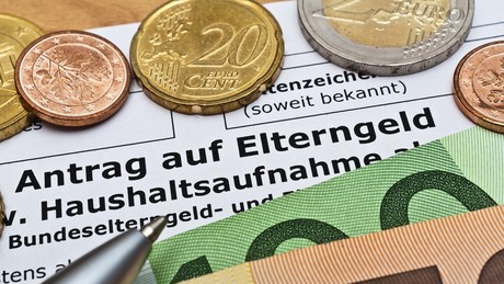 Skandal! Ifo-Institut will Elterngeld radikal kürzen – Familien unter Beschuss