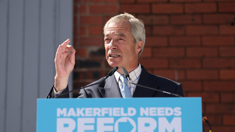 Farage spielt das Spiel seiner Feinde – und dreht den Spieß um