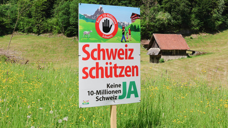 45 Prozent Ja bei Rekordbeteiligung — Die 10-Millionen-Initiative als politischer Teilsieg der SVP