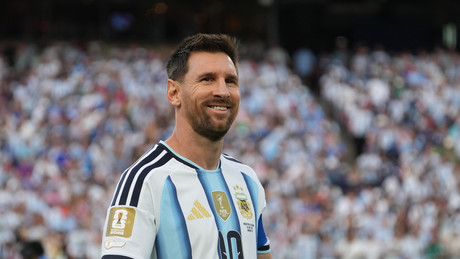 Riesige Ehre für den Fußball-König: Gigantische Messi-Statue bricht alle Rekorde!