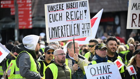 Die Schattenseite der Arbeit: Wie eine Medienkampagne unsere Rechte schleifen will
