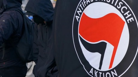 Chaos in Hamburg: “Antifa”-Mob beschimpft DFB-Fans als “Nazi-Schweine” und jagt sie durch die Stadt