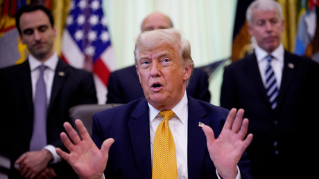 Trump: Ford und General Motors sollen jetzt Waffen für Amerika bauen!