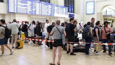 Chaos im Bahnverkehr: Massive IT-Störung lässt Tausende Fahrgäste in der Nacht stranden