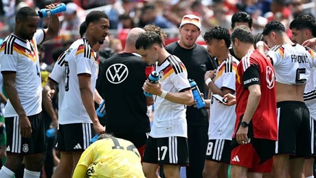 Skandal! DGB fordert „Hydration Break“ für alle Beschäftigten – auch im Büro