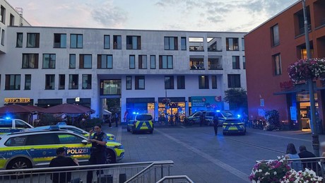 Blutige Familientragödie in Hessen: Ehemann tötet seine Frau mitten auf der Straße mit einer Stichwaffe