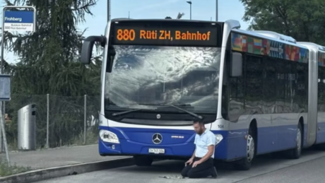 Mitten im Job: Busfahrer breitet Teppich aus und betet mitten im Betrieb – Kollegen fassungslos
