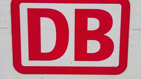 Blutiger Angriff im Zug: Bahn-Mitarbeiter nach Attacke in Lebensgefahr