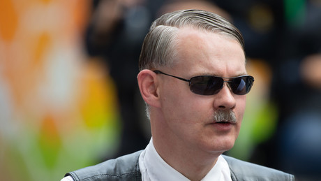 Schock im Gerichtssaal! Hitlers Doppelgänger wegen Hassverbrechen angeklagt