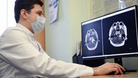 Sensationelle Wende in der Krebstherapie! Russland präsentiert bahnbrechende Tumor-Behandlung ohne Operation