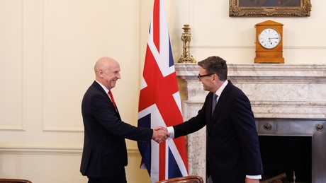Großbritanniens Premier erklärt Krieg gegen Obdachlosigkeit – mit Militarismus!
