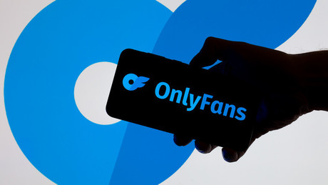 Skandal in der Ukraine: Staatsanwalt beim Dreh von Porno-Videos auf OnlyFans im Büro ertappt