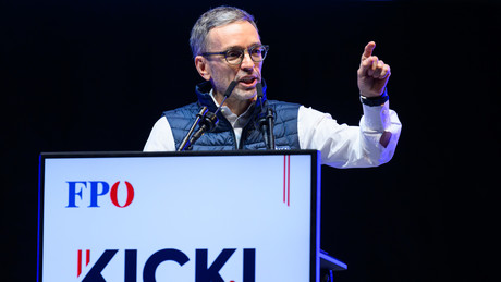 FPÖ-Alarm: „Kein Kind wird geschützt“ – Empörung über geplante Alterskontrolle im Netz