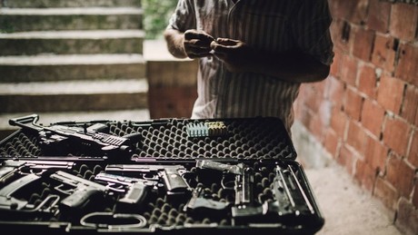 Mafia-Alarm in Italien: 800.000 ukrainische Waffen spurlos verschwunden – Staatsanwälte schlagen jetzt Alarm!