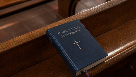 Skandal im Gesangbuch: EKD-Autoren unter Druck – Queerfeindlich und nationalistisch?