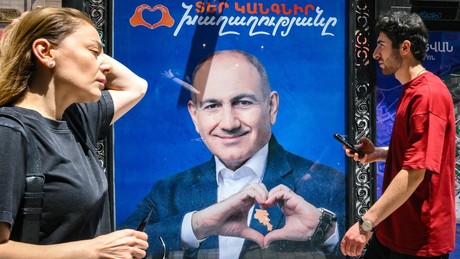 Armenische Regierung stürzt: Paschinjan und Kabinett treten geschlossen zurück – Land am Abgrund