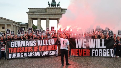 Feuerspektakel am Brandenburger Tor: Polens emotionale Gedenkaktion