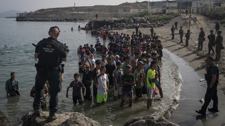 Massenansturm auf Spanien: 60.000 Migranten – Iran feuert schwere Vorwürfe gegen USA und Israel