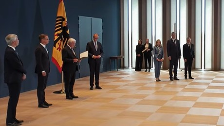 Verfassungsbruch! Staatsrechtler zerreißt Merz’ Ministervereidigung