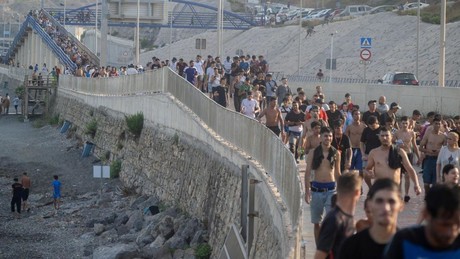 **Massenansturm auf Ceuta: Russische Drahtzieher im Visier – doch der entscheidende Beweis fehlt noch!**