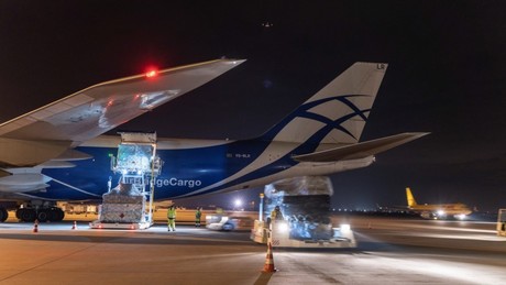 Drohnen-Alarm über Leipzig! Nächtlicher Frachtflugverkehr abrupt gestoppt