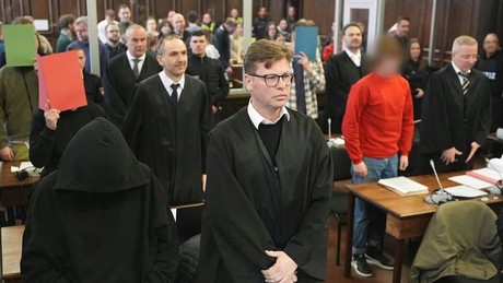 Hamburg: Schock-Urteil! Haftstrafen für rechtsextreme “Letzte Verteidigung” – das steckt dahinter!