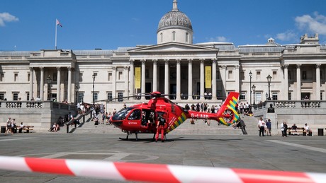 Blutbad in London: Frau sticht wahllos auf vier Männer ein – Polizei jagt Täterin