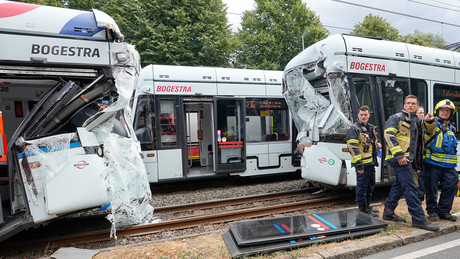 Chaos in Gelsenkirchen: Straßenbahn-Crash mit über 20 Verletzten – Rettungskräfte im Großeinsatz!