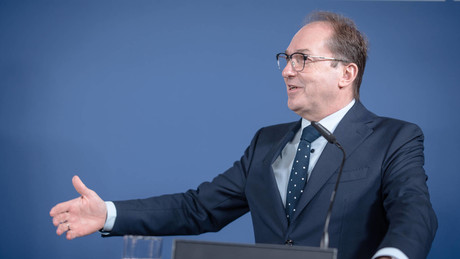Deutschlands Geheimdienste entfesselt: Dobrindts riskantes Spiel mit der Büchse der Pandora