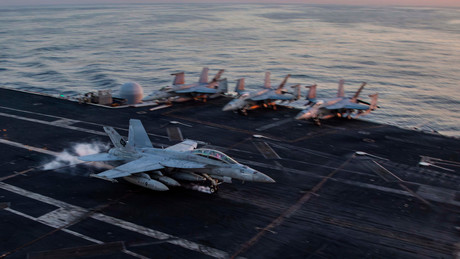 Matrosen am Rande des Nervenzusammenbruchs – „Wir können nicht mehr“: Chaos auf der US-Flugzeugträger Abraham Lincoln