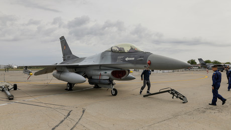 Mysteriöse Objekte am Himmel: Rumänien alarmiert F-16-Jets – Kampfjets steigen nahe der ukrainischen Grenze auf!