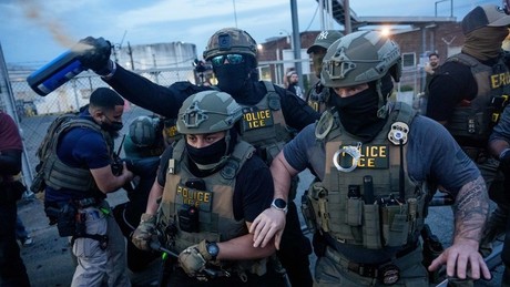 US-Einwanderungsbehörde setzt auf Stromschlag-Handschuhe – Video zeigt neue Taser-Technik im Einsatz