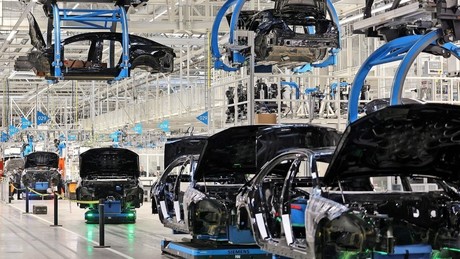 Niedrigster Personalstand seit 2005: Die Autoindustrie blutet aus – Jobabbau erreicht alarmierendes Rekordtief