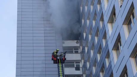 Berlin Inferno im 11. Stock: Drehleiter der Feuerwehr scheitert – 13 Verletzte!