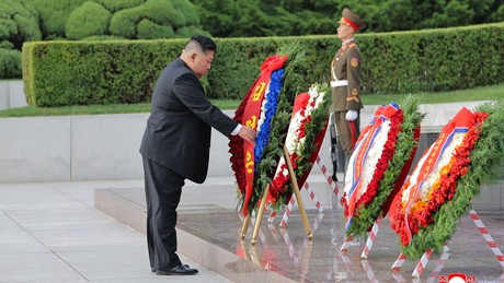 Kim Jong-un kniet vor Putin nieder – „Unerschütterliche Freundschaft“ nach Koreas Befreiung!