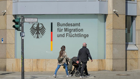 **Schluss mit Schutz: Syrer droht Massen-Abschiebung – Linke schlägt Alarm und fordert Bleiberecht für alle!**