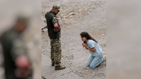 Schockierende Bilder: Ukrainerin kniet weinend vor Zwangsmobilisierern – Verzweiflung pur!