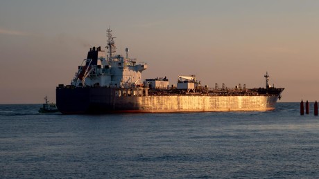 **Schock im Golf von Aden: Bewaffnete überfallen Tanker – Geiselnahme auf hoher See!**