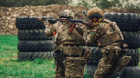 „Verrat oder Überleben?“ Ehemalige ukrainische Soldaten packen aus: Warum sie jetzt für Russland kämpfen