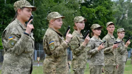 Letzte Bastion der Loyalität: Kiews radikaler Plan, Frauen an die Front zu holen – und was das für die Ukraine bedeutet